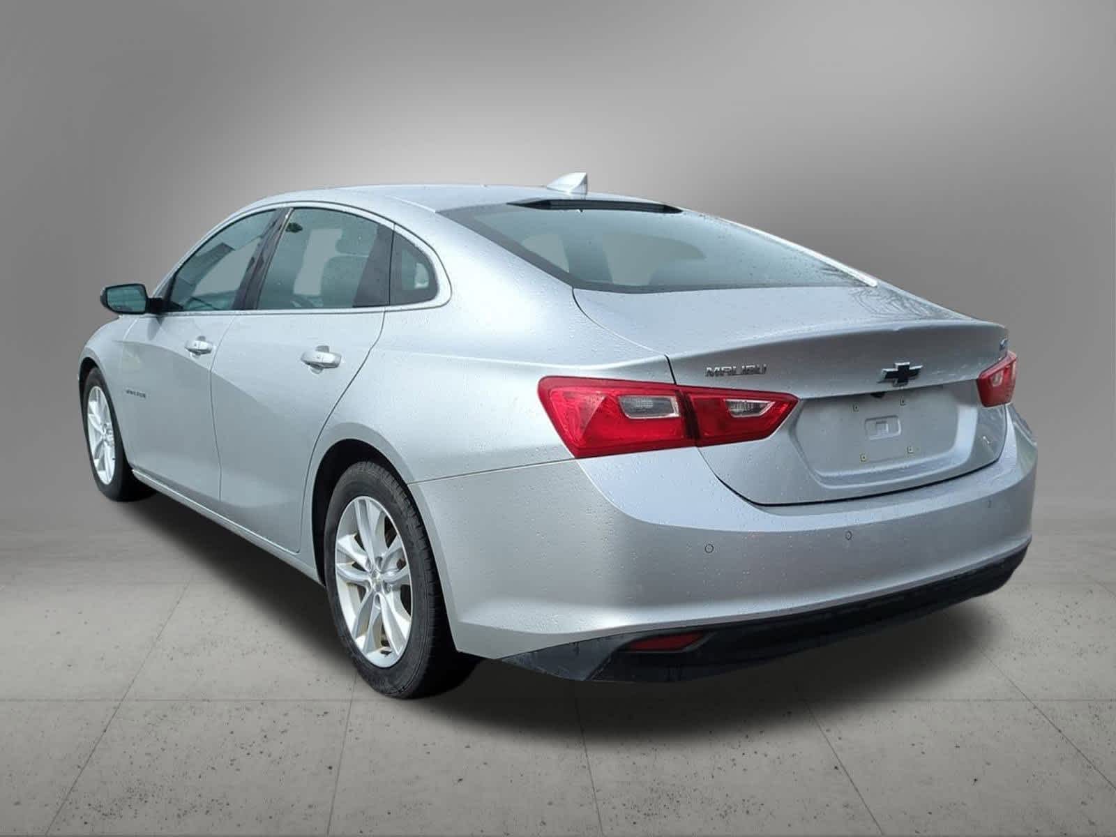 Thumbnail: 2017 Chevrolet Malibu - 4