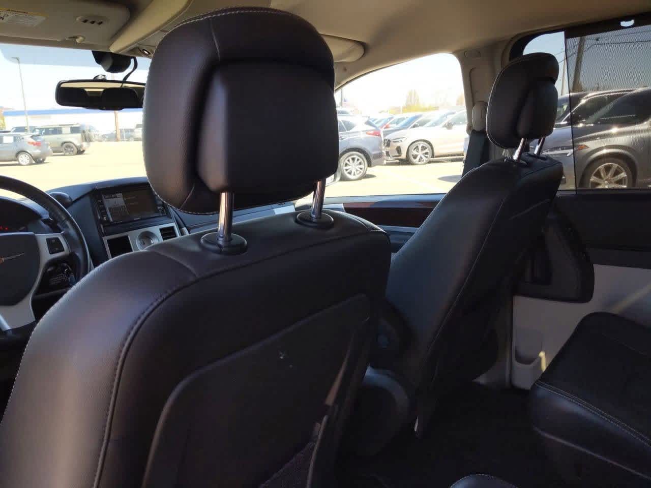 2010 Chrysler Town & Country Touring 17