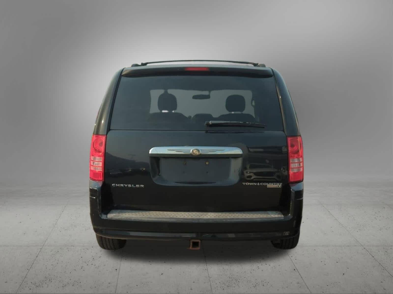 Thumbnail: 2010 Chrysler Town & Country - 5