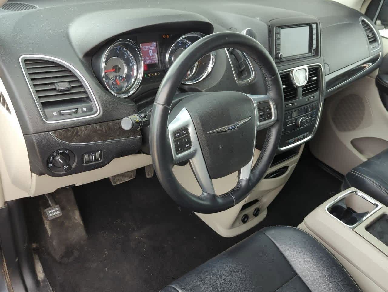 2014 Chrysler Town & Country Touring 2