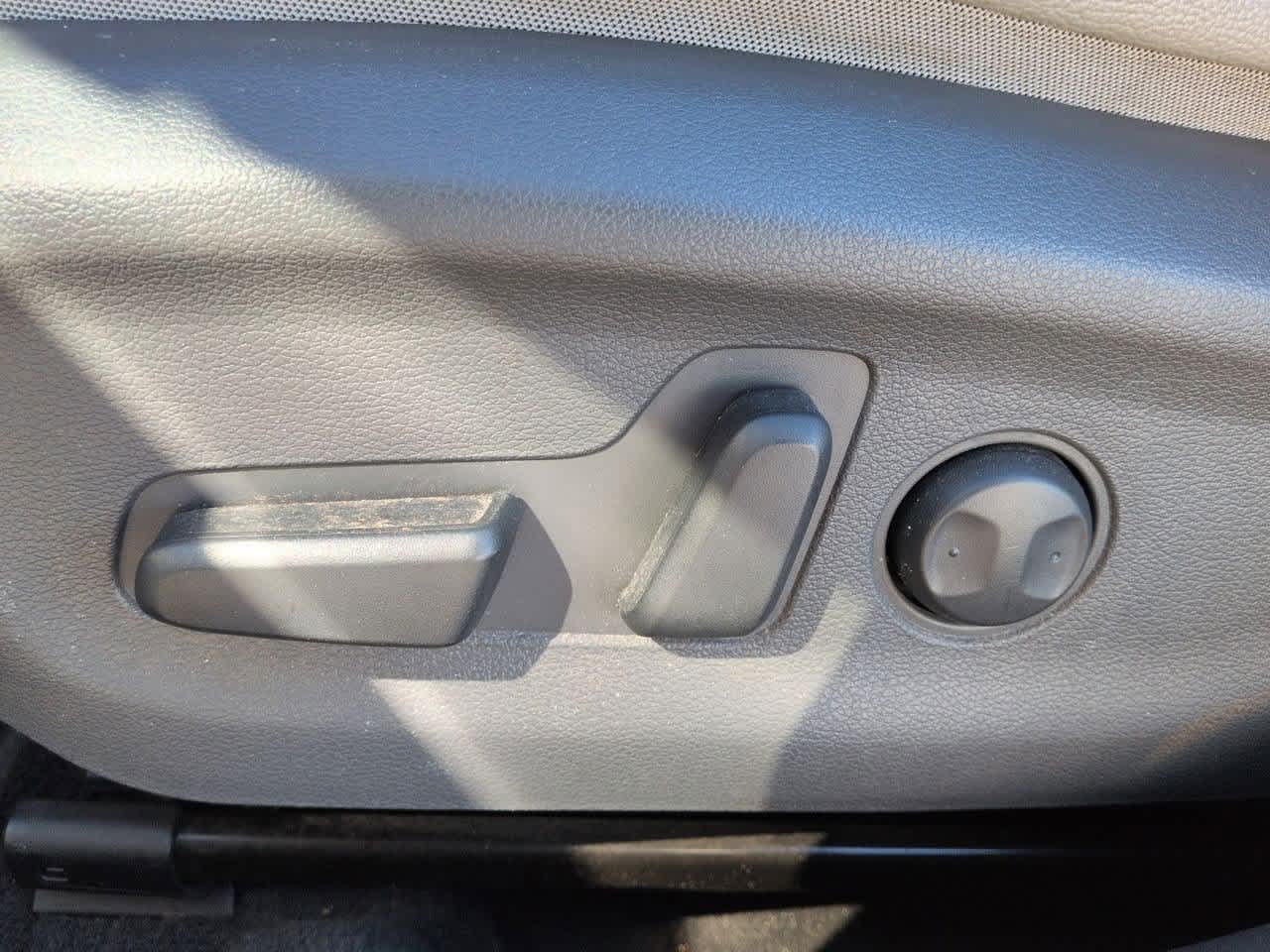 Thumbnail: 2018 Hyundai Ioniq - 17