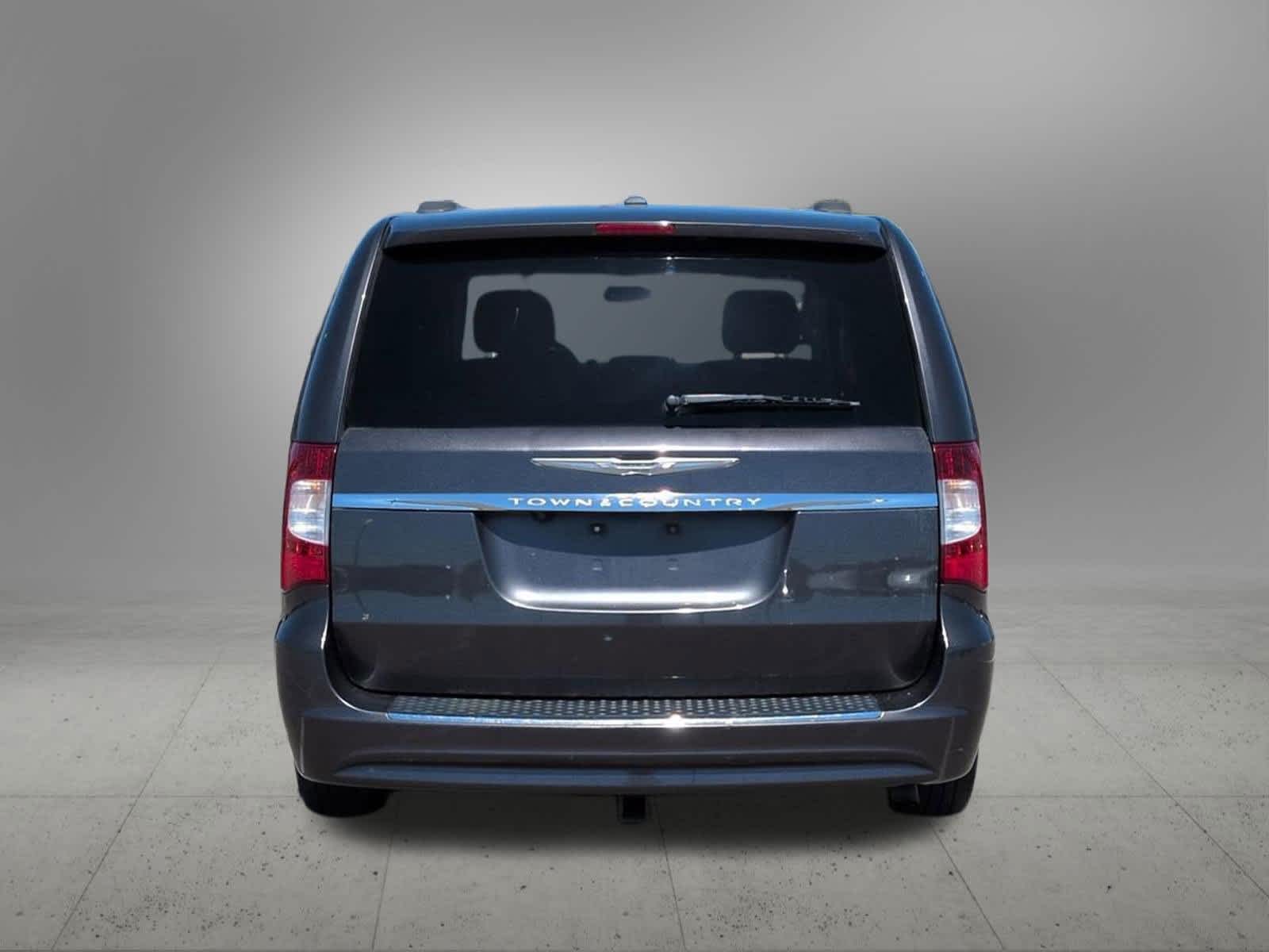 Thumbnail: 2016 Chrysler Town & Country - 5