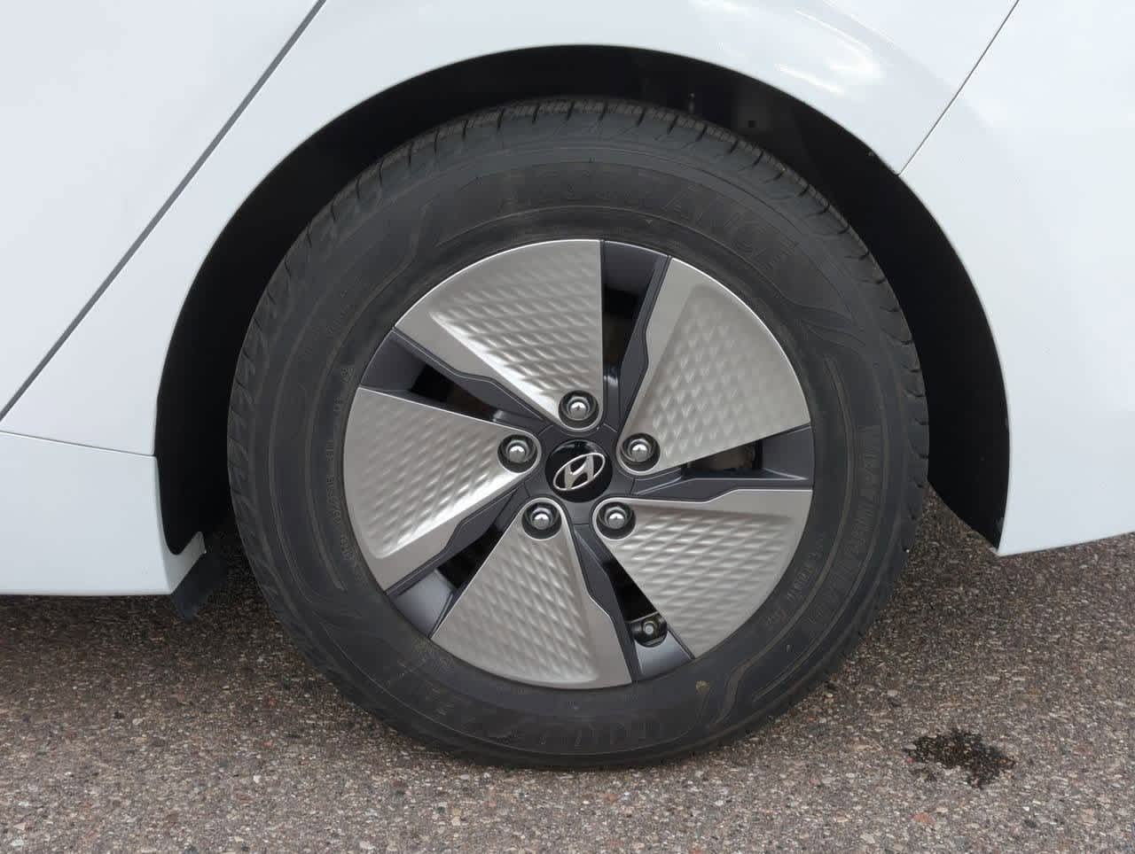 2022 Hyundai Ioniq SE 13