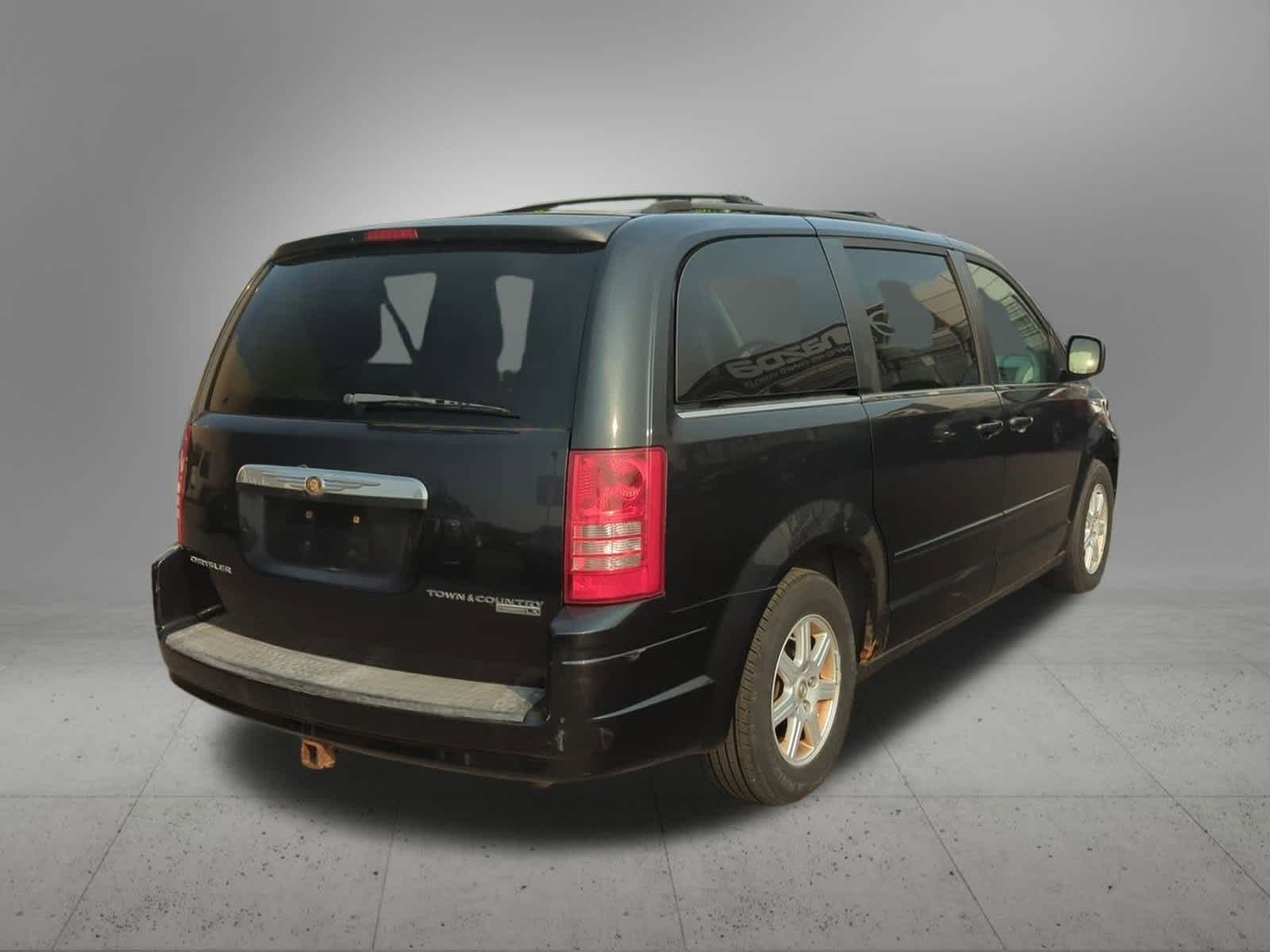 Thumbnail: 2010 Chrysler Town & Country - 6