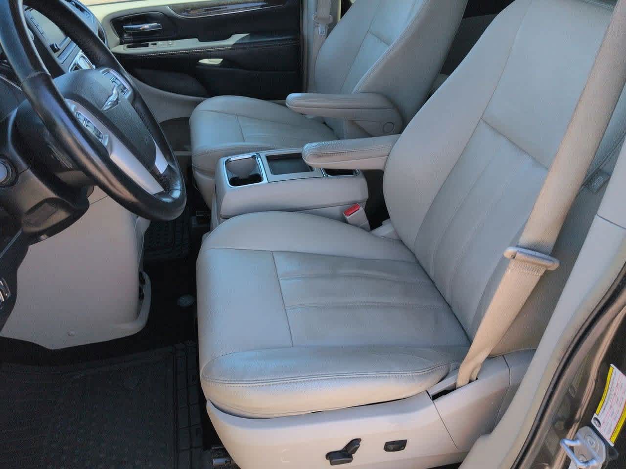 Thumbnail: 2016 Chrysler Town & Country - 16