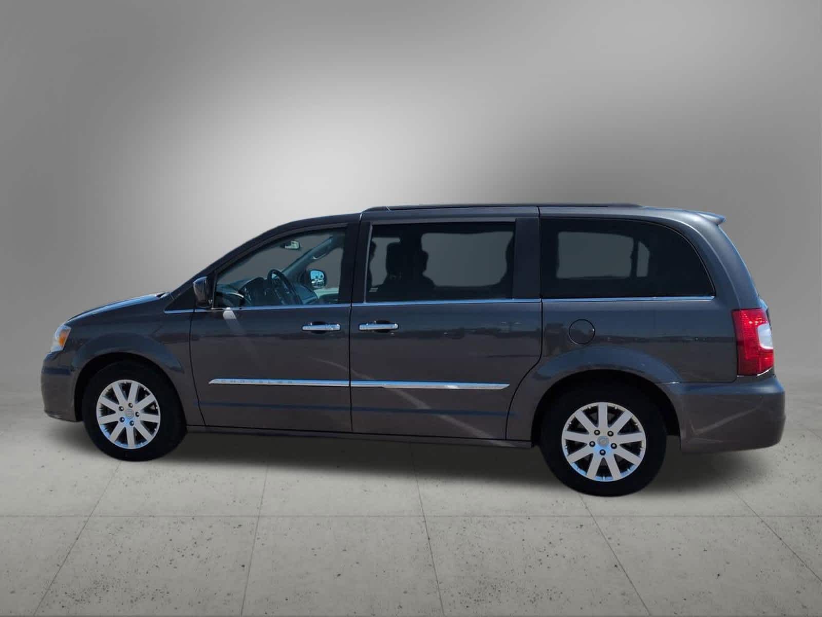 Thumbnail: 2016 Chrysler Town & Country - 3