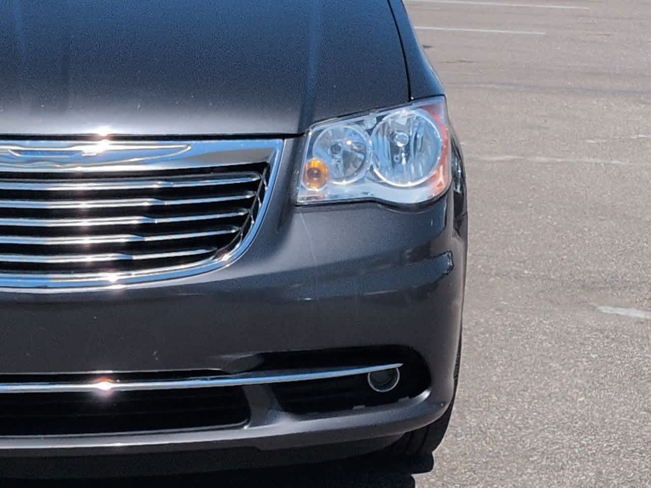 Thumbnail: 2016 Chrysler Town & Country - 10
