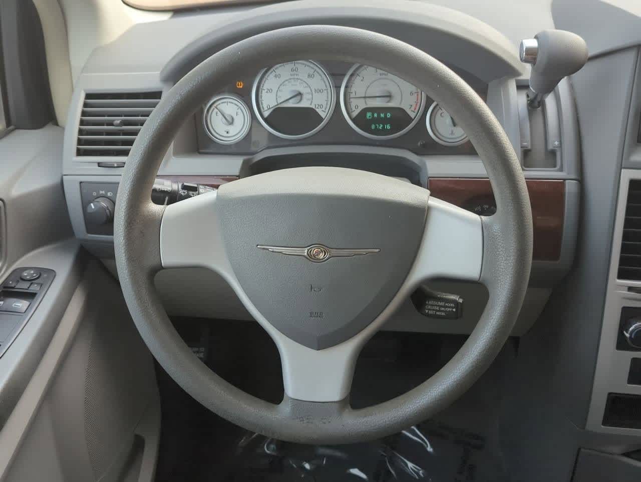Thumbnail: 2010 Chrysler Town & Country - 20