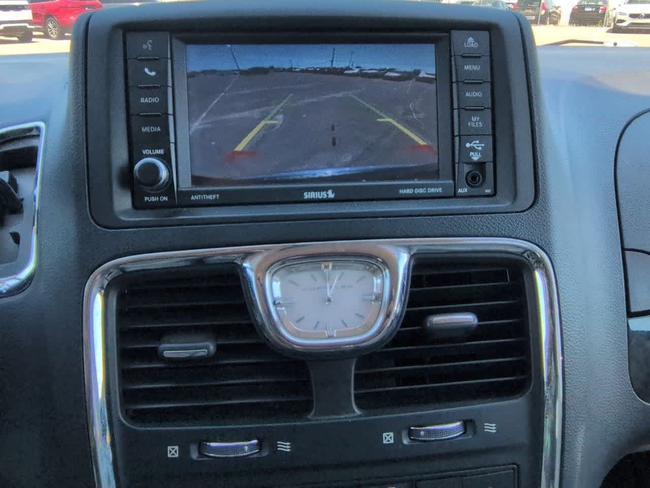 Thumbnail: 2016 Chrysler Town & Country - 28