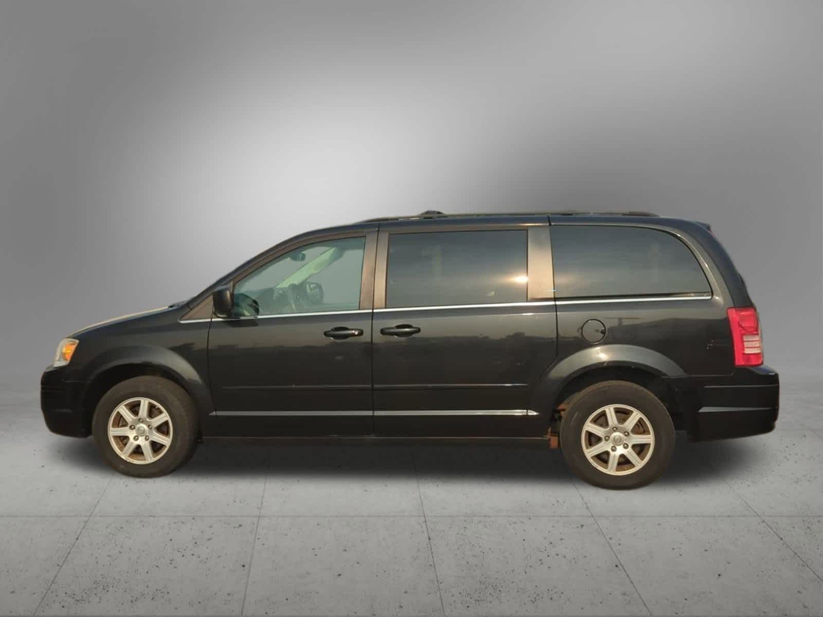Thumbnail: 2010 Chrysler Town & Country - 3