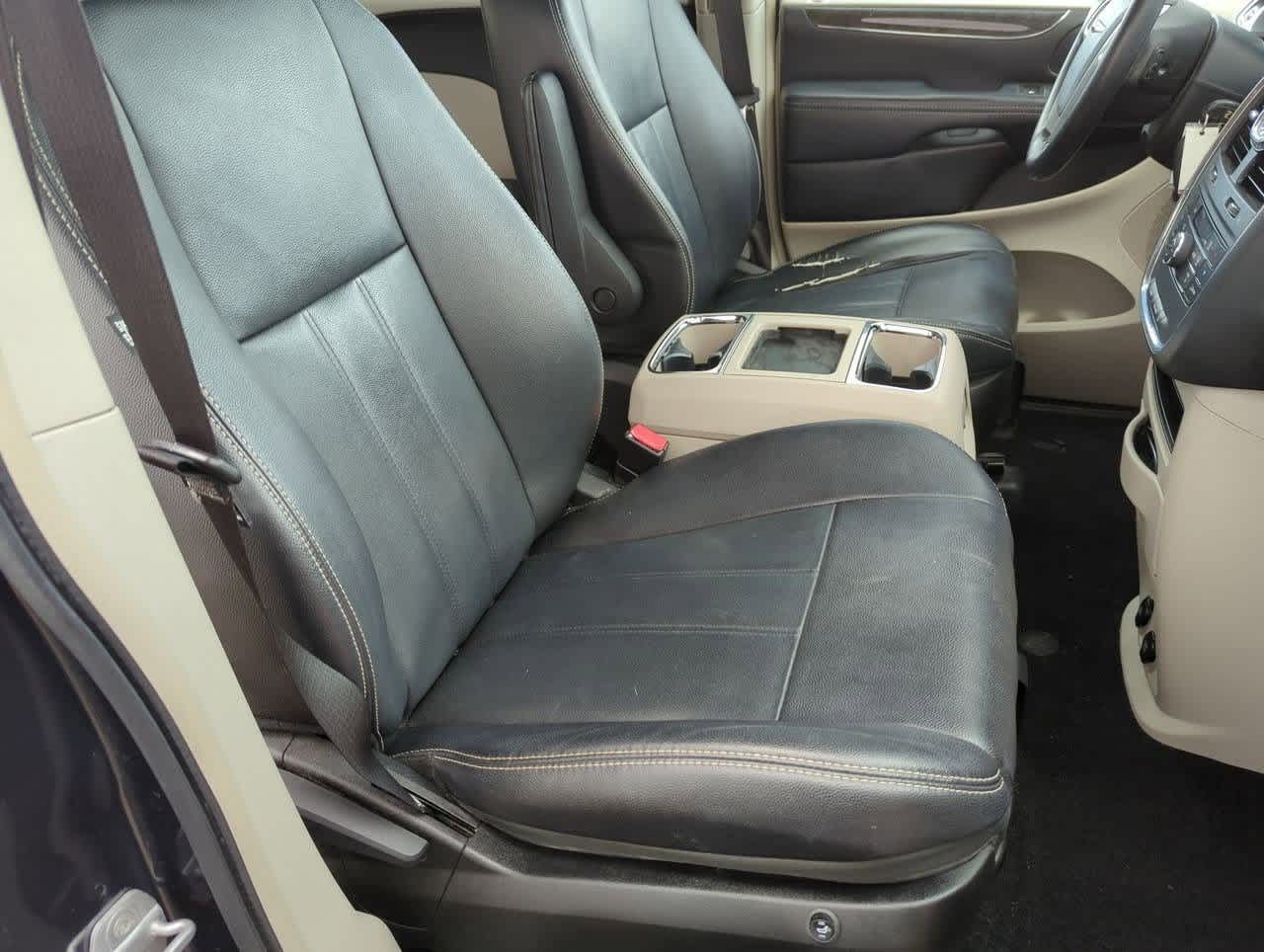 2014 Chrysler Town & Country Touring 19