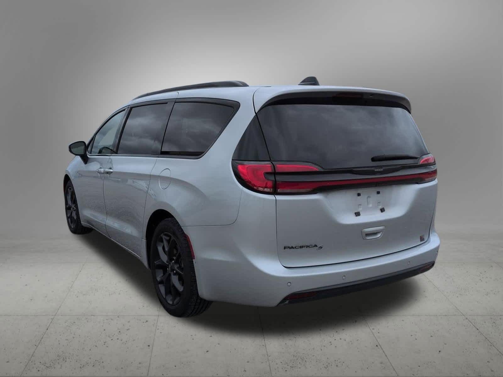 Thumbnail: 2023 Chrysler Pacifica - 4
