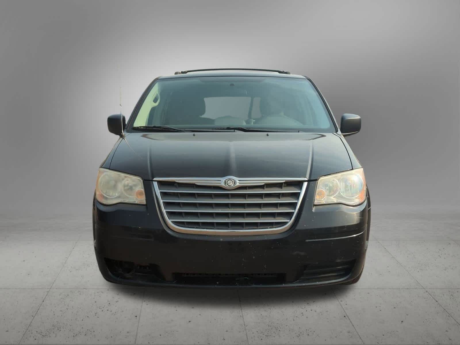 Thumbnail: 2010 Chrysler Town & Country - 9
