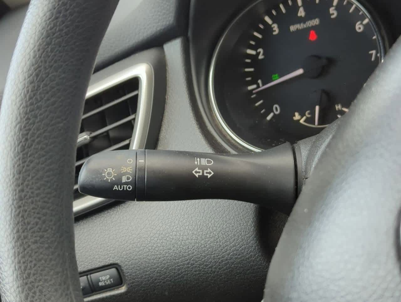 2014 Nissan Rogue SV 26