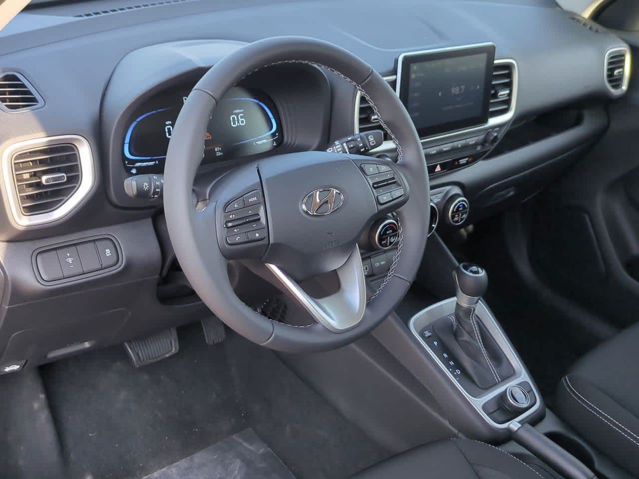 2025 Hyundai Venue SEL photo 2