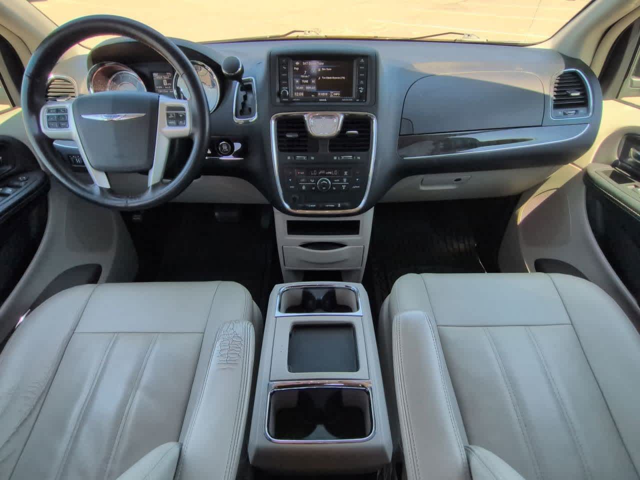 Thumbnail: 2016 Chrysler Town & Country - 15
