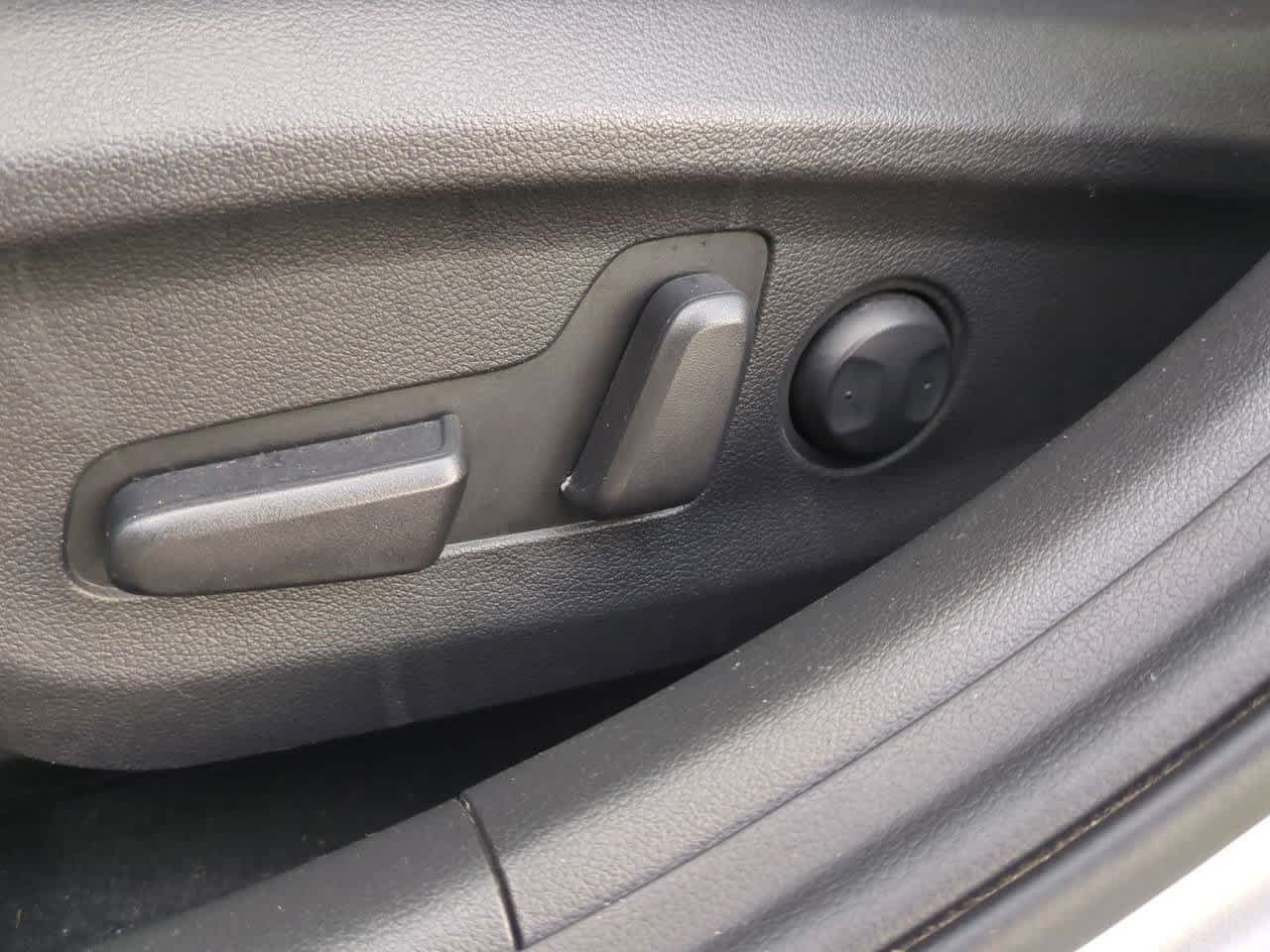 Thumbnail: 2017 Hyundai Elantra - 16