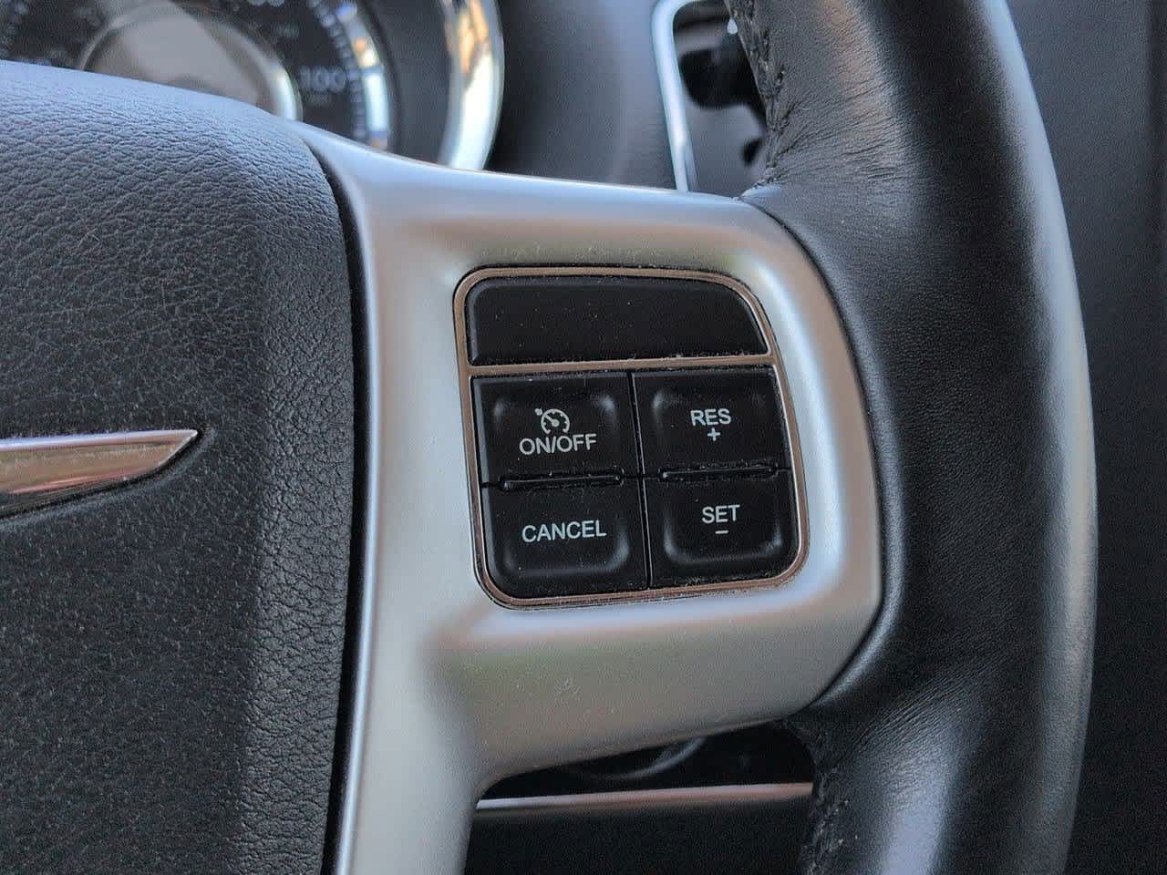 Thumbnail: 2016 Chrysler Town & Country - 25