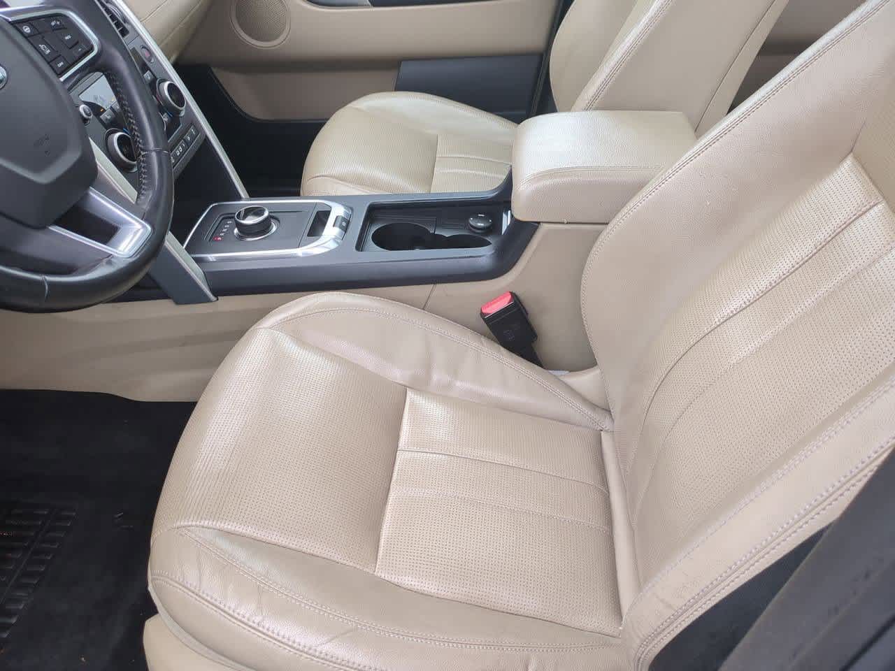 Thumbnail: 2017 Land Rover Discovery Sport - 16