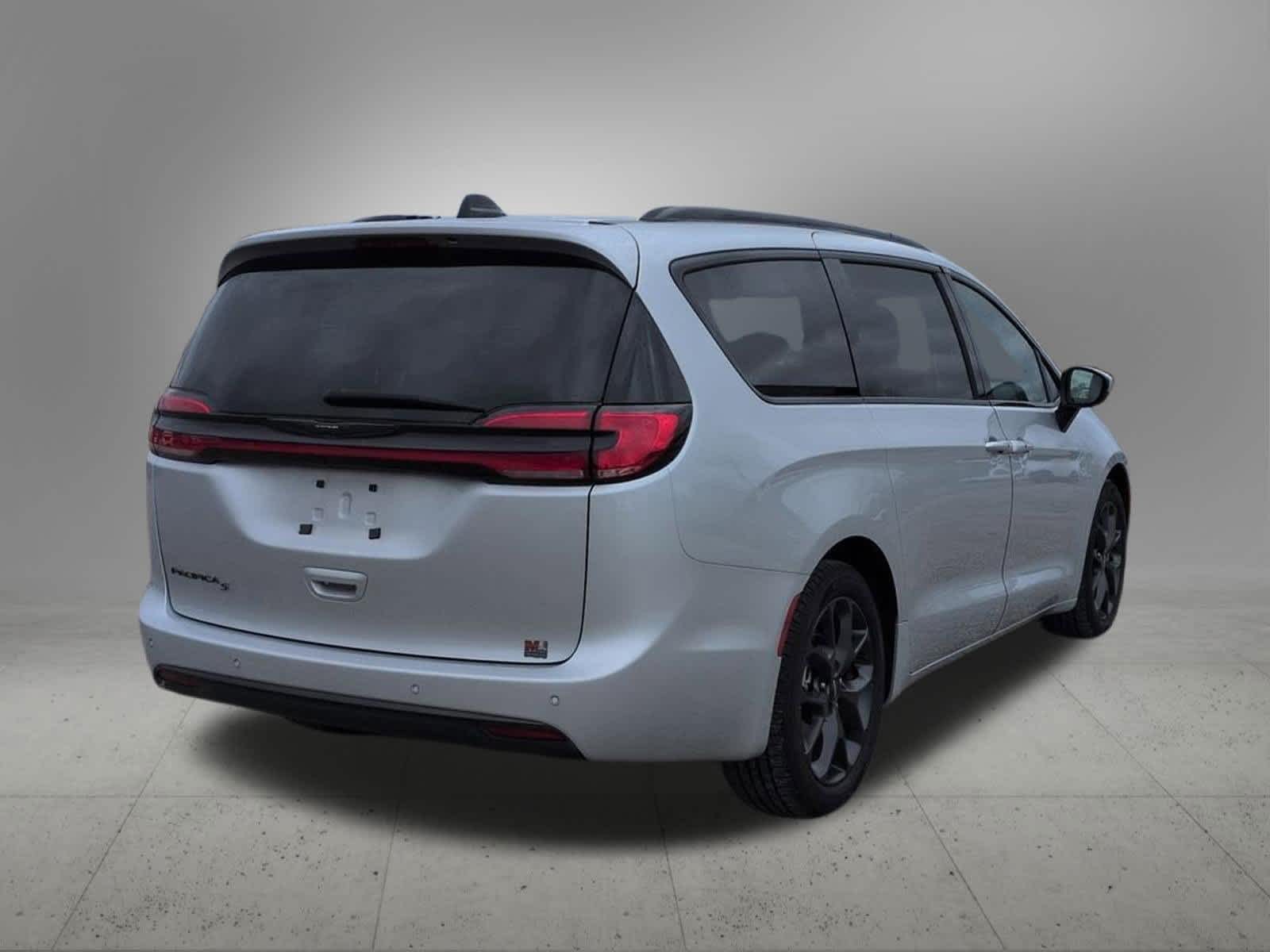 Thumbnail: 2023 Chrysler Pacifica - 6