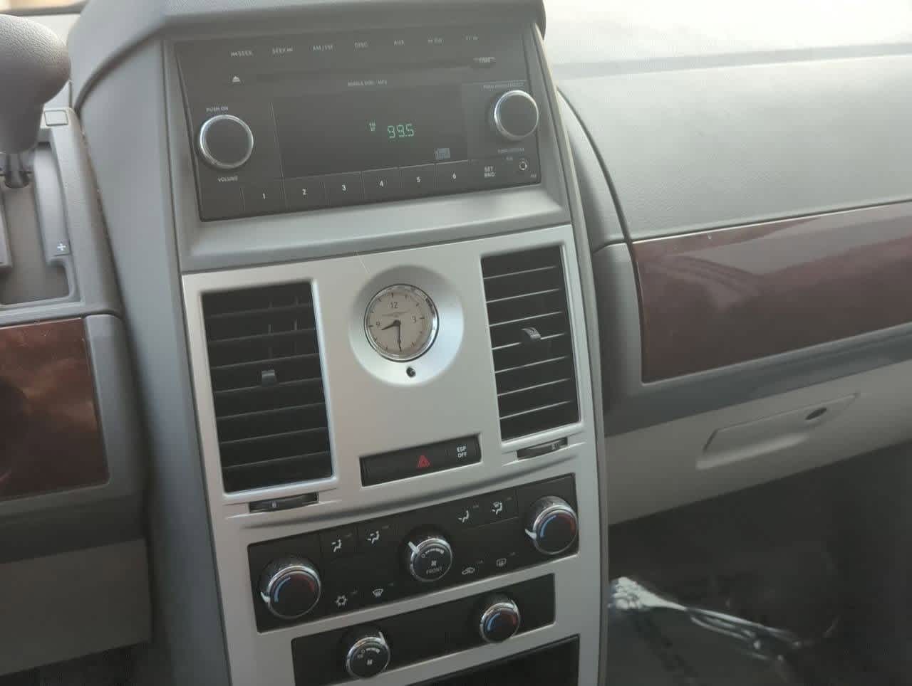 Thumbnail: 2010 Chrysler Town & Country - 23