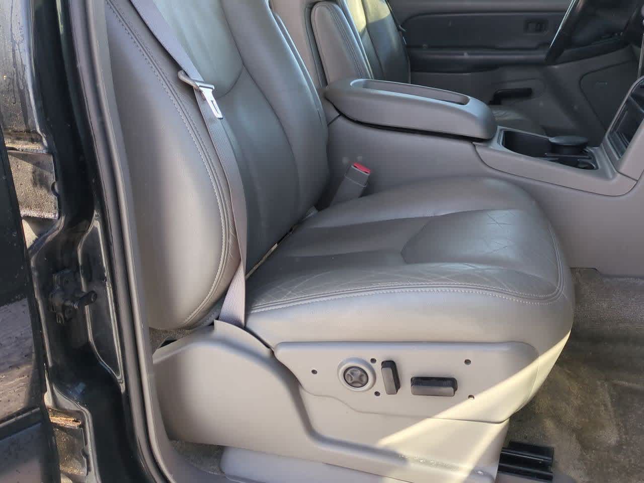 Thumbnail: 2003 Chevrolet Tahoe - 21