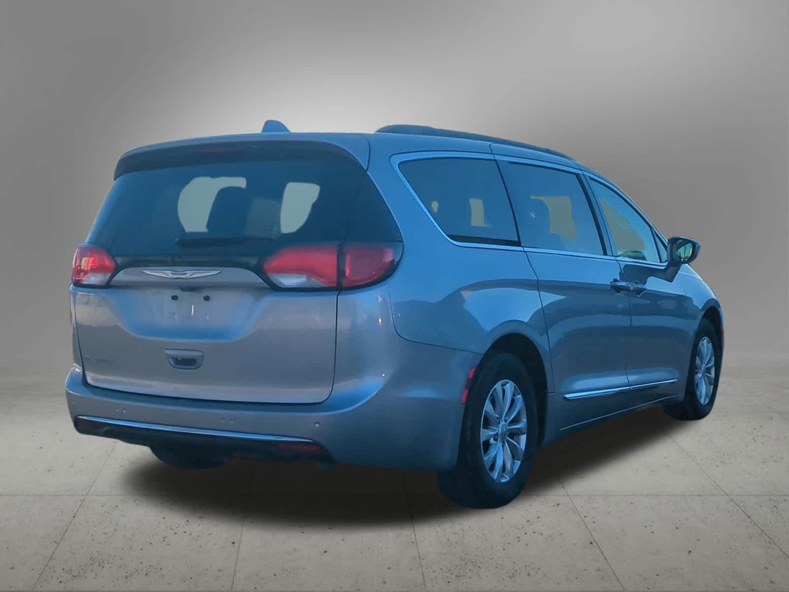 Thumbnail: 2017 Chrysler Pacifica - 6
