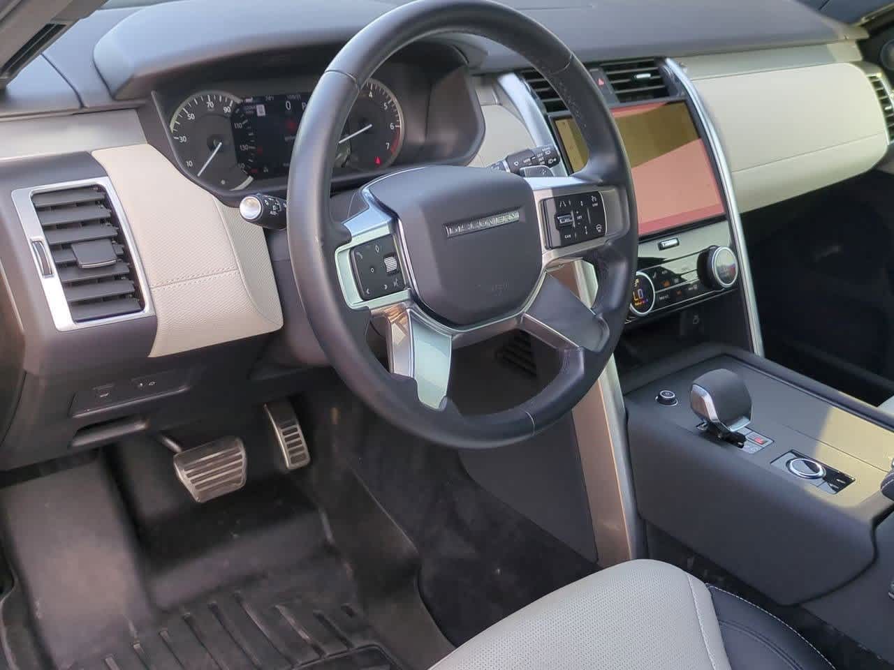 Thumbnail: 2023 Land Rover Discovery - 2