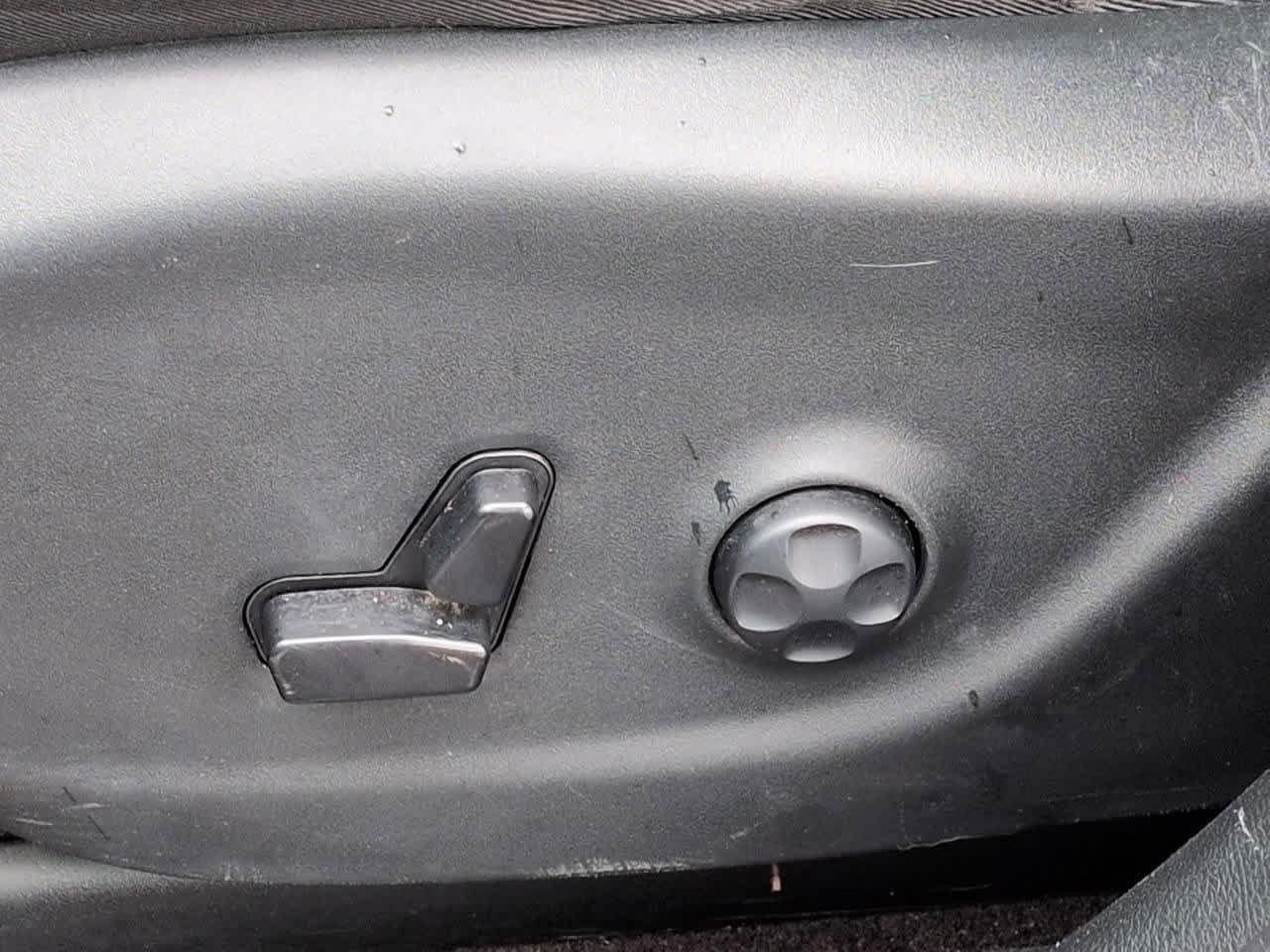 Thumbnail: 2019 Jeep Cherokee - 16