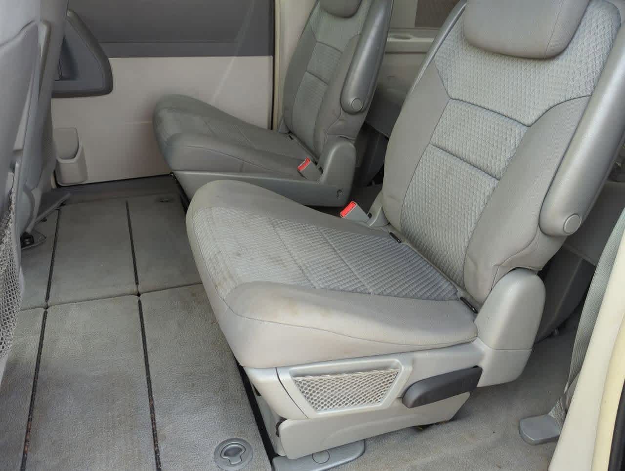 Thumbnail: 2010 Chrysler Town & Country - 17
