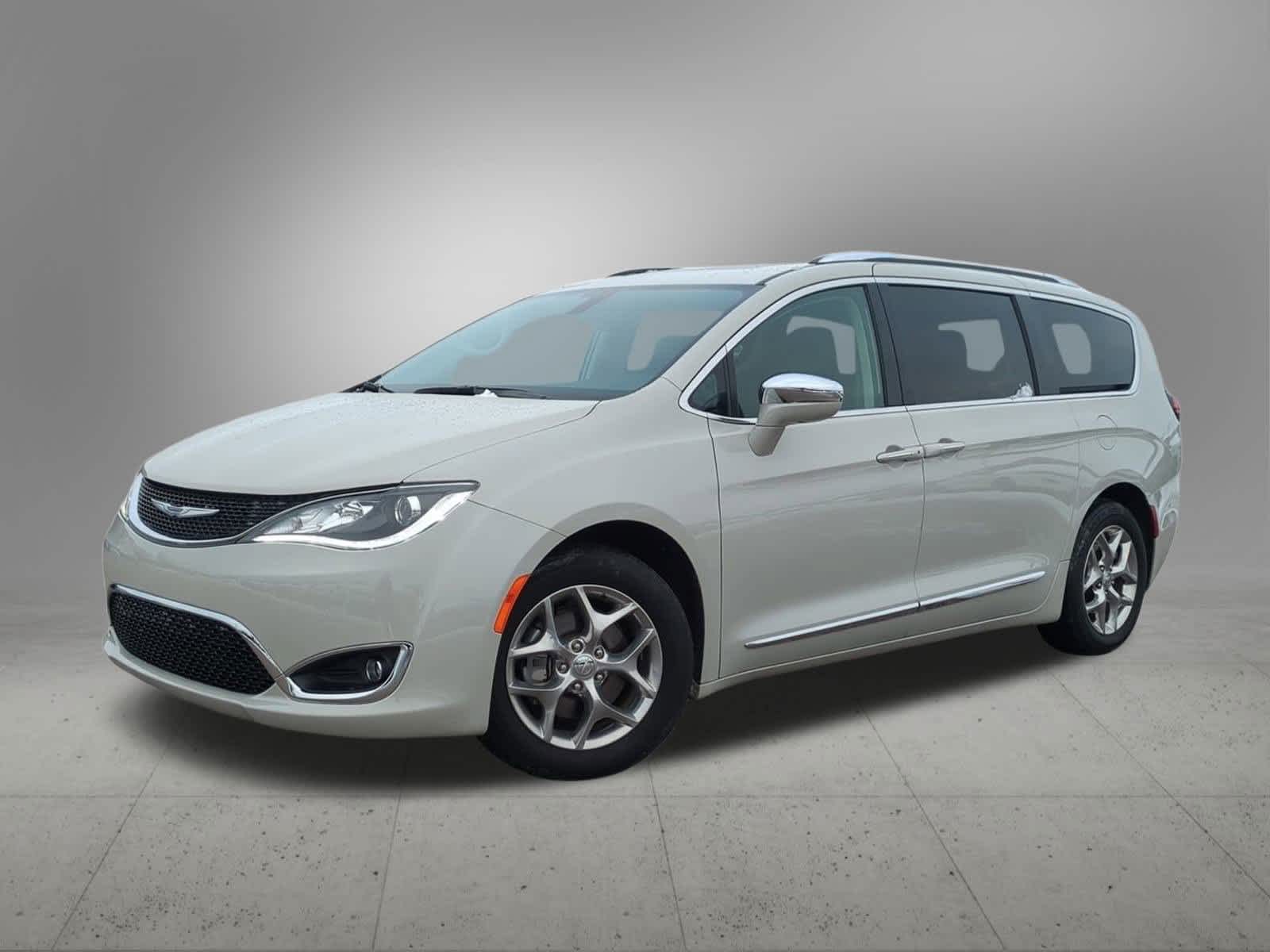 2020 Chrysler Pacifica Limited's photo