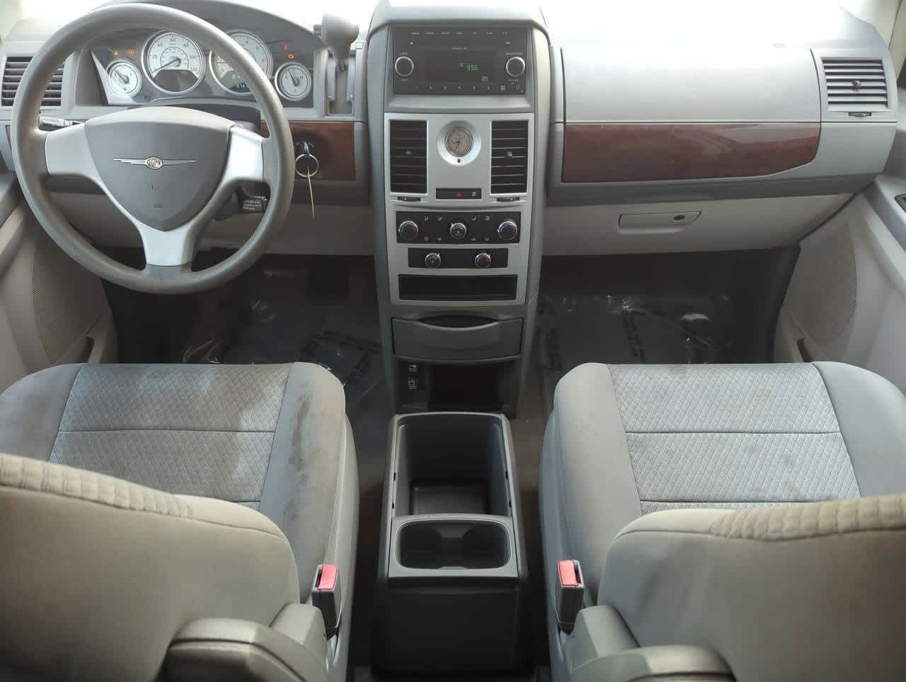 Thumbnail: 2010 Chrysler Town & Country - 13