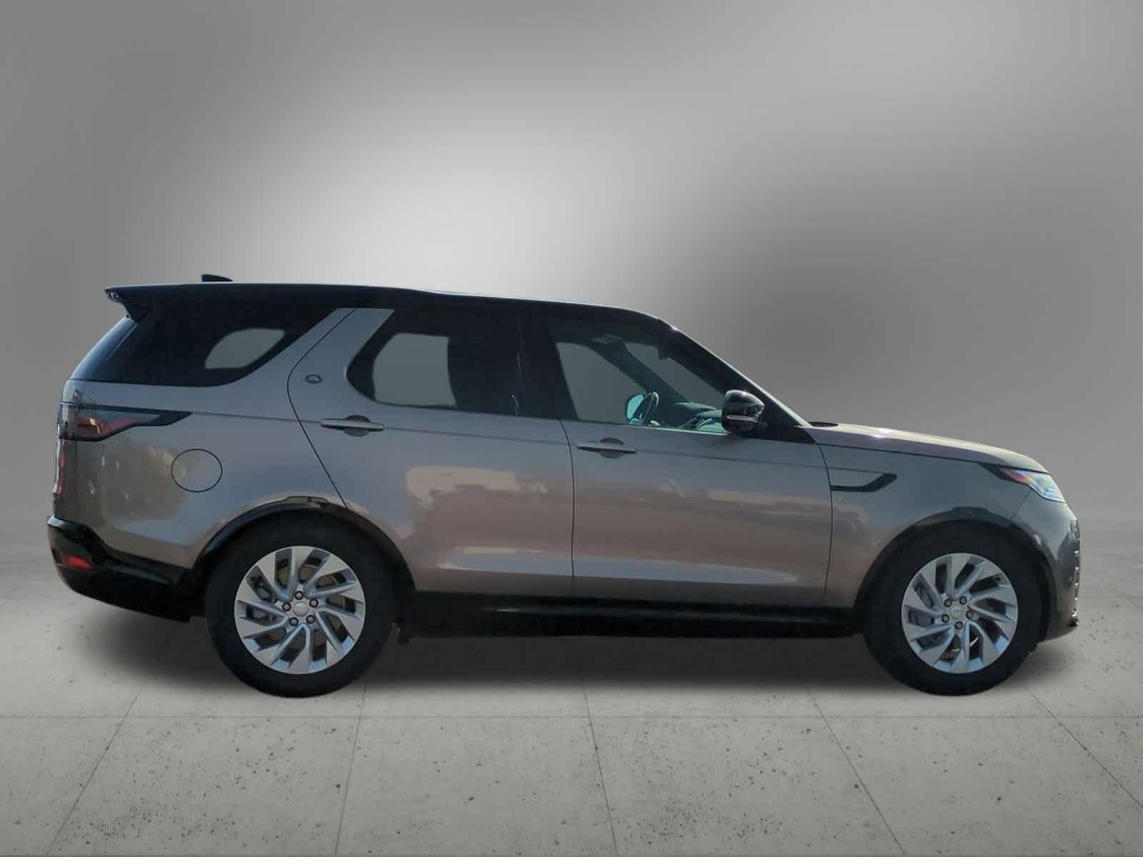Thumbnail: 2023 Land Rover Discovery - 7