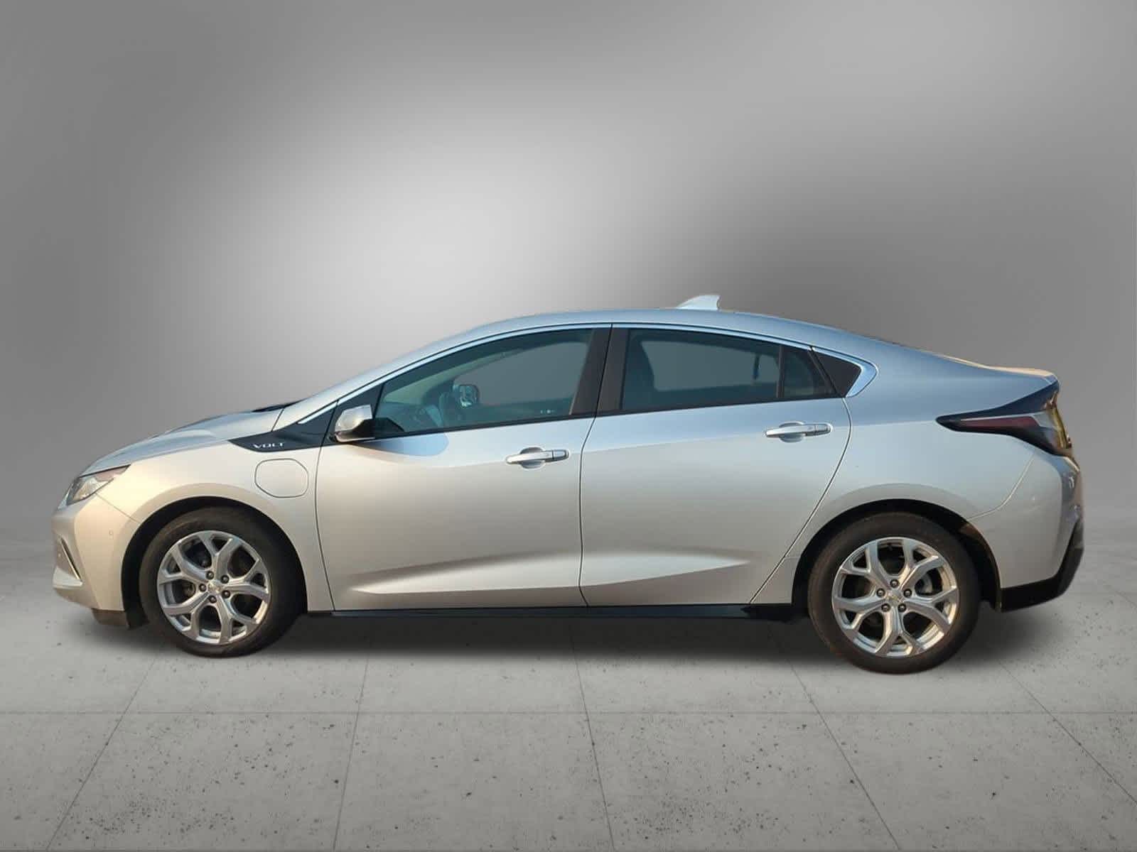 Thumbnail: 2017 Chevrolet Volt - 3