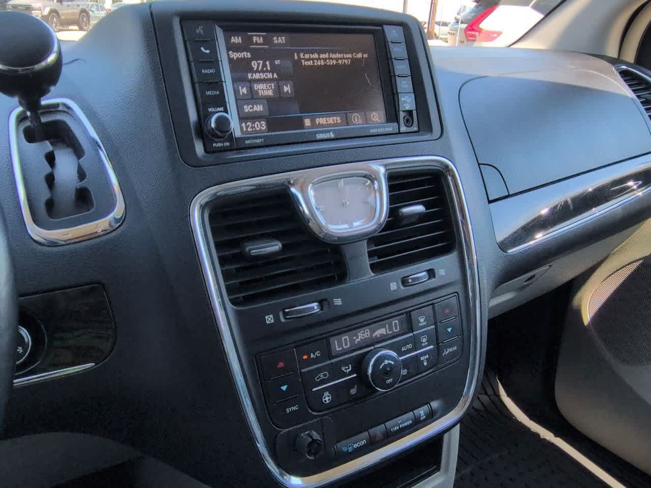 Thumbnail: 2016 Chrysler Town & Country - 27