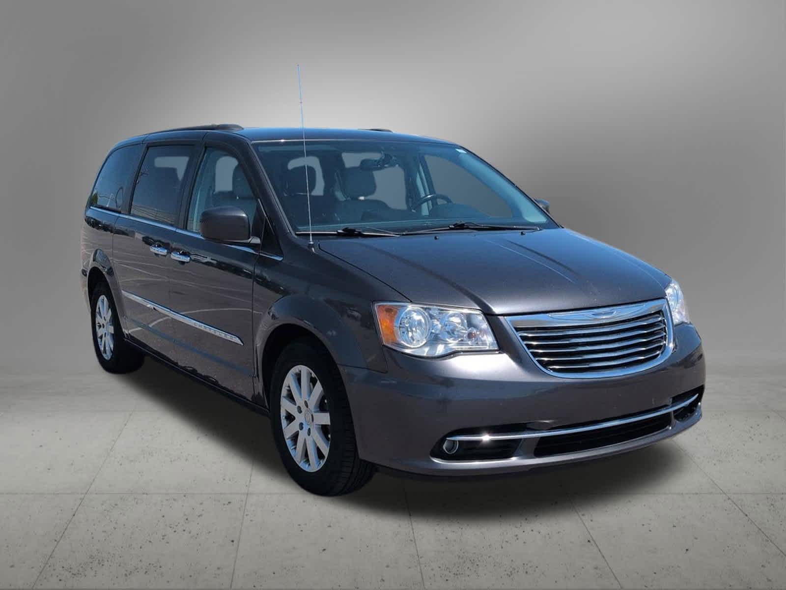 Thumbnail: 2016 Chrysler Town & Country - 8
