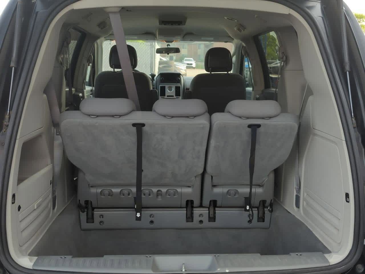 Thumbnail: 2010 Chrysler Town & Country - 27