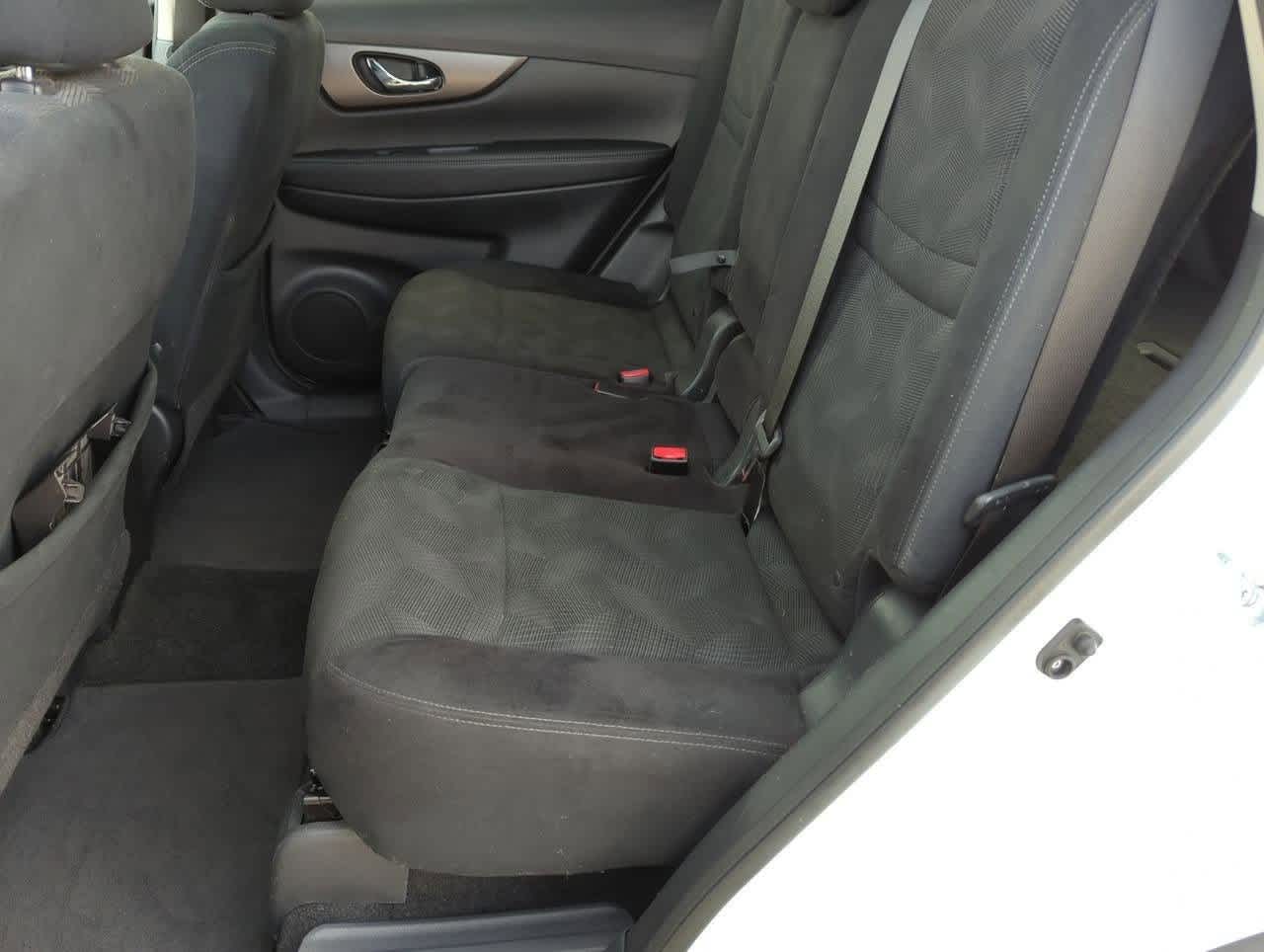2014 Nissan Rogue SV 18