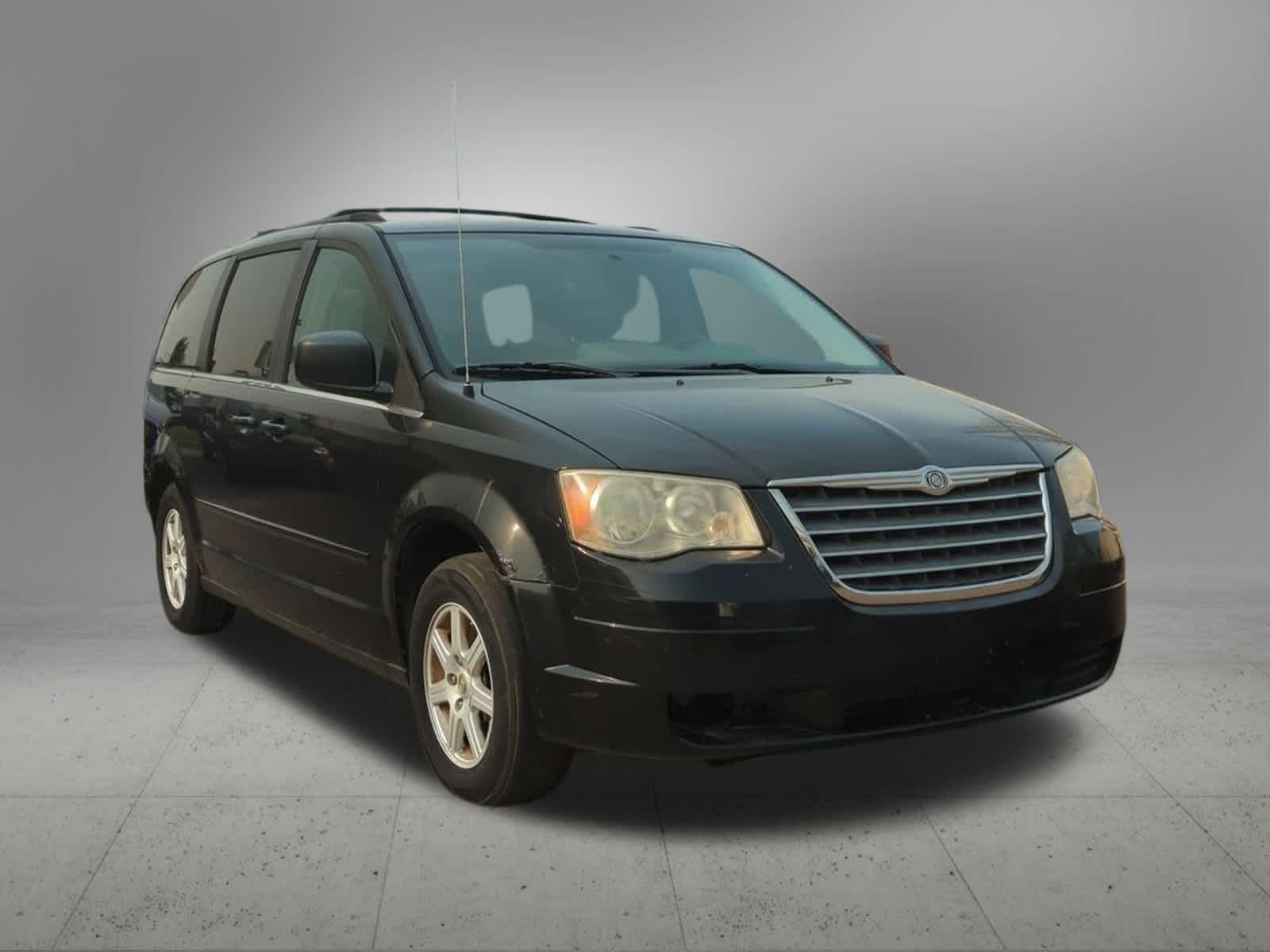 Thumbnail: 2010 Chrysler Town & Country - 8