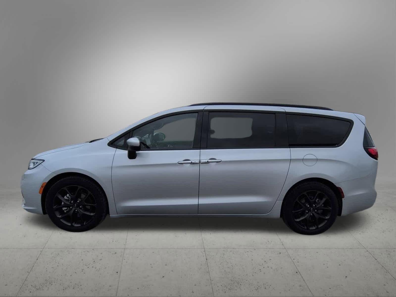 Thumbnail: 2023 Chrysler Pacifica - 3