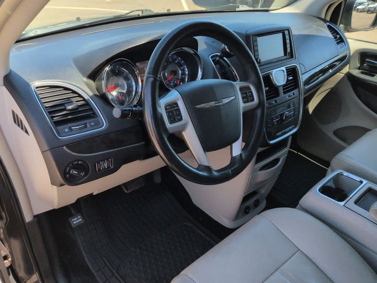 Thumbnail: 2016 Chrysler Town & Country - 2