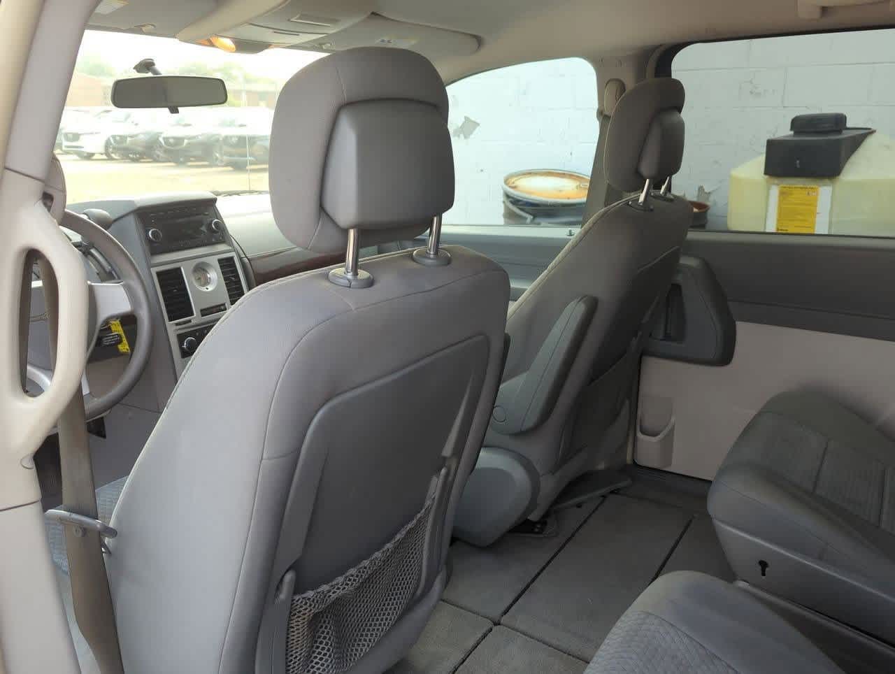 Thumbnail: 2010 Chrysler Town & Country - 16