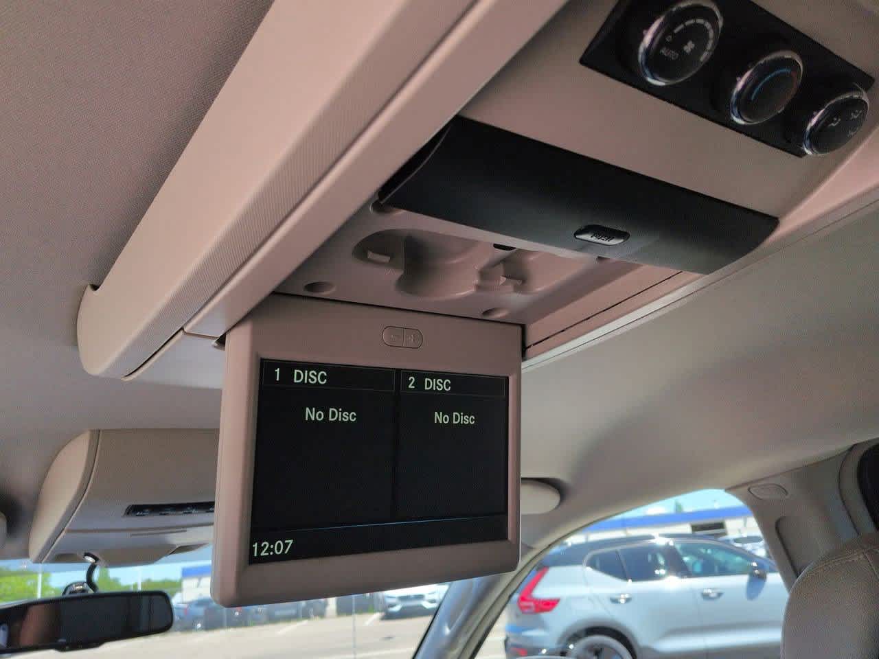 Thumbnail: 2016 Chrysler Town & Country - 36