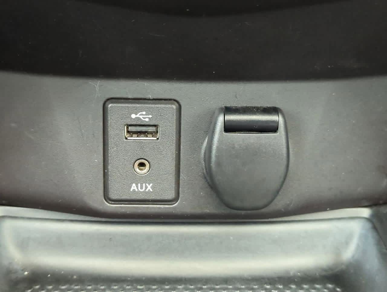 2014 Nissan Rogue SV 29