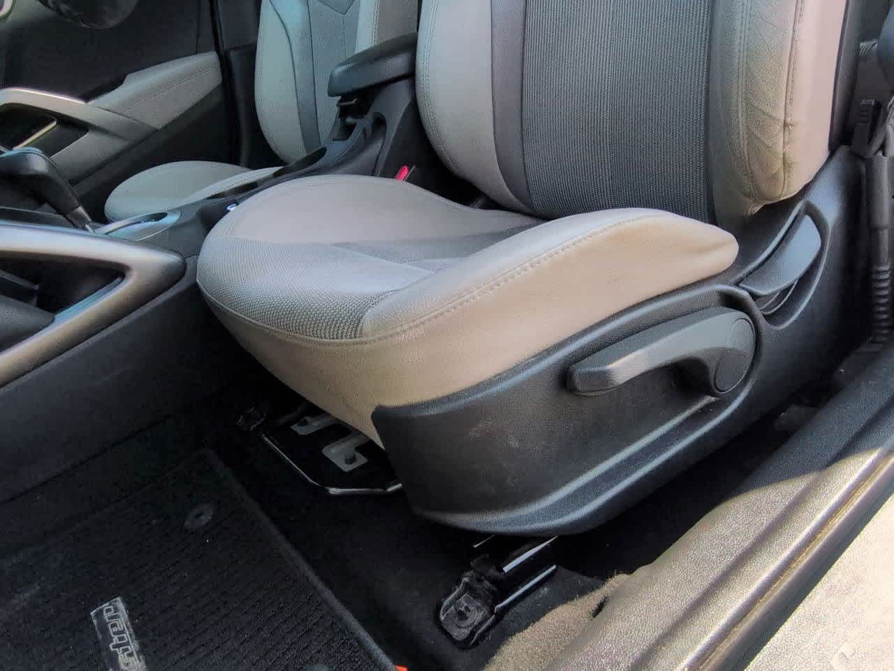 Thumbnail: 2013 Hyundai Veloster - 16