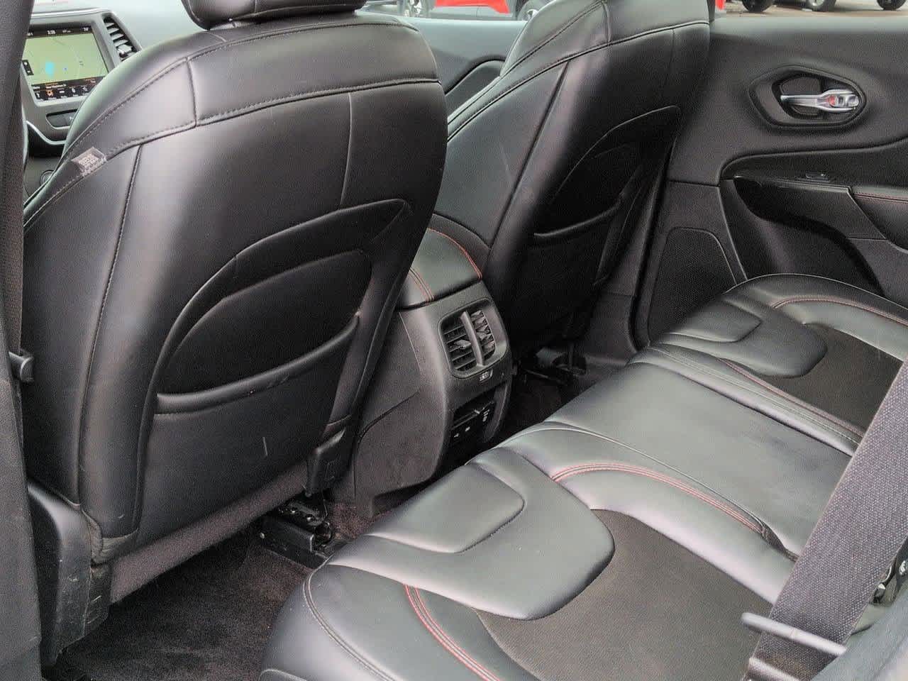 Thumbnail: 2019 Jeep Cherokee - 17