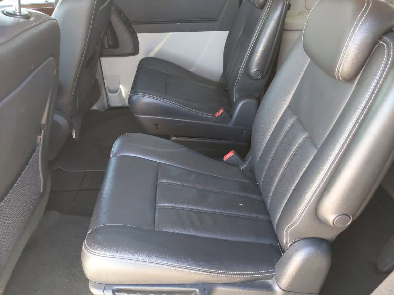 2010 Chrysler Town & Country Touring 18