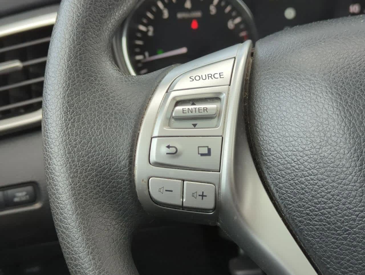 2014 Nissan Rogue SV 23