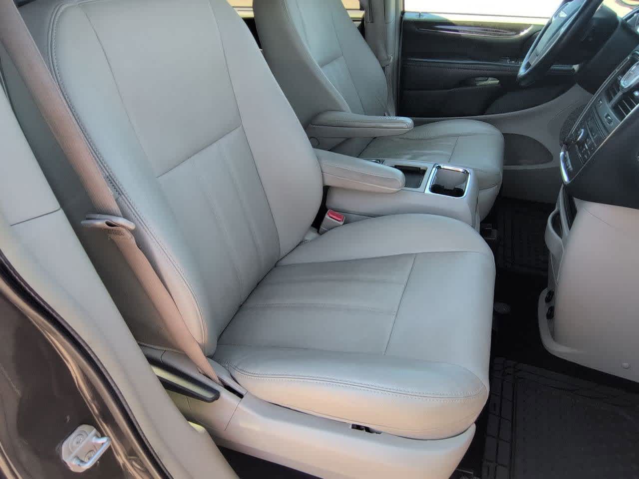Thumbnail: 2016 Chrysler Town & Country - 22