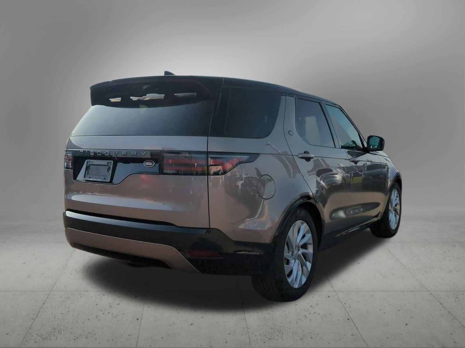 Thumbnail: 2023 Land Rover Discovery - 6